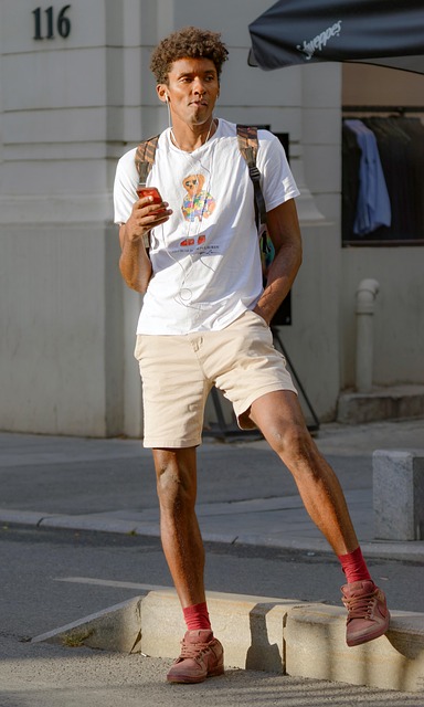 スマートフォンで簡単に無料登録フォームに入力している手元の様子